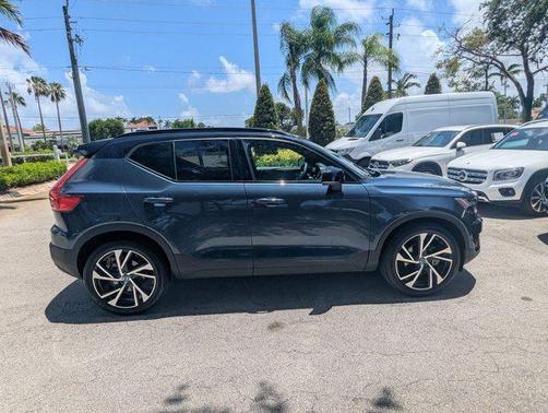 Denim Blue Metallic 2022 Volvo XC40 T5 R-Design