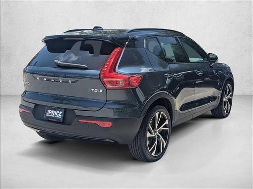 Denim Blue Metallic 2022 Volvo XC40 T5 R-Design