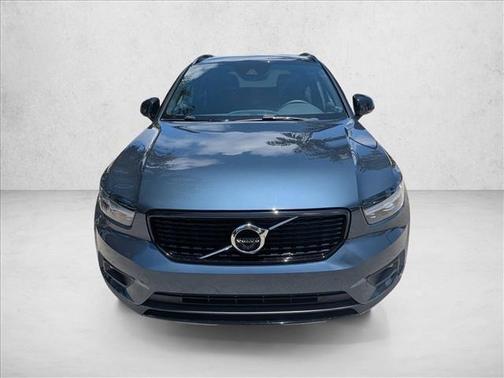 Denim Blue Metallic 2022 Volvo XC40 T5 R-Design