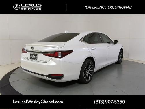 2025 Lexus ES 300h Base