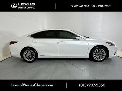 2022 Lexus ES 300h Ultra Luxury