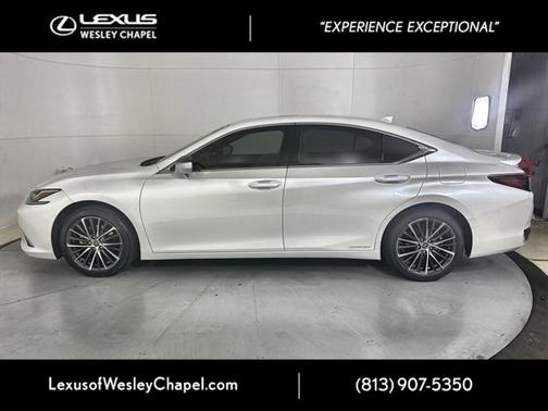 2022 Lexus ES 300h Premium