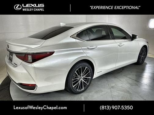 2022 Lexus ES 300h Premium