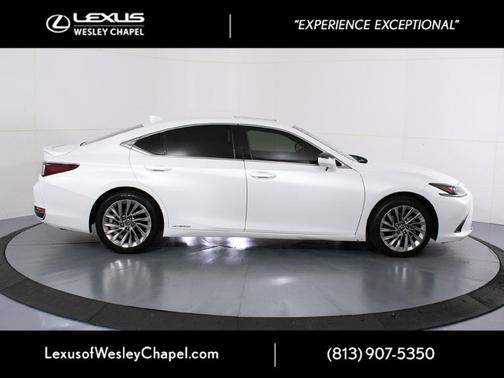 Eminent White Pearl 2022 Lexus ES 300h Ultra Luxury