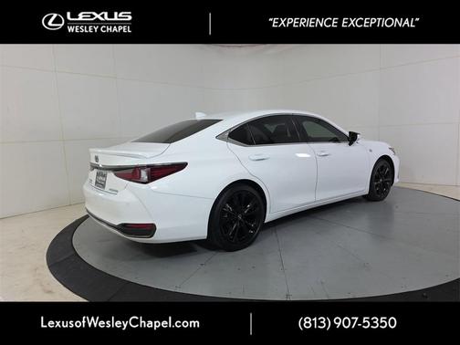 2023 Lexus ES 300h F SPORT Handling