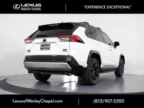 Blizzard Pearl/Midnight Black Metallic 2022 Toyota RAV4 Hybrid SE