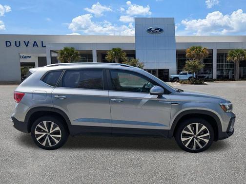 Pyrite Silver Metallic 2024 Volkswagen Taos 1.5T SE