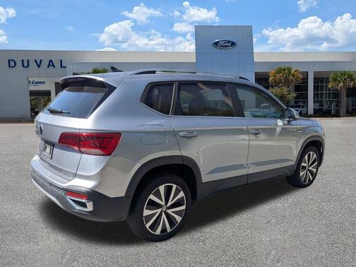 Pyrite Silver Metallic 2024 Volkswagen Taos 1.5T SE