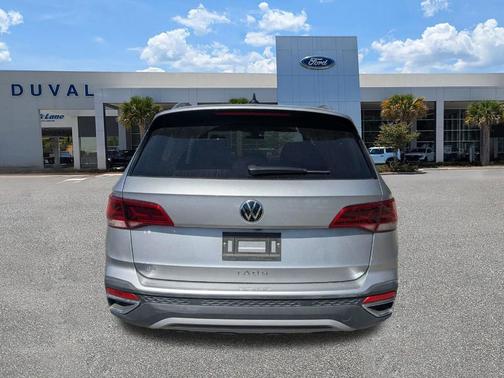 Pyrite Silver Metallic 2024 Volkswagen Taos 1.5T SE