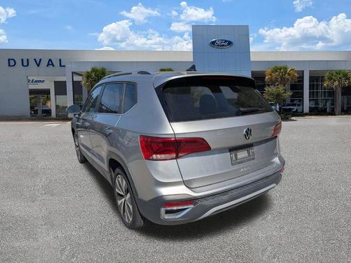 Pyrite Silver Metallic 2024 Volkswagen Taos 1.5T SE