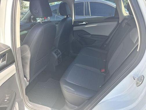 Pure White 2022 Volkswagen Taos 1.5T SE