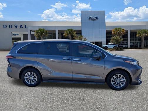 2022 Toyota Sienna XLE