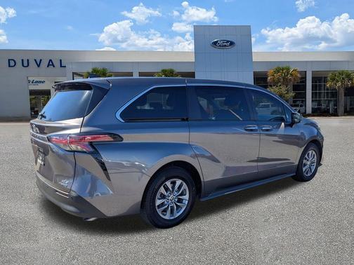 2022 Toyota Sienna XLE