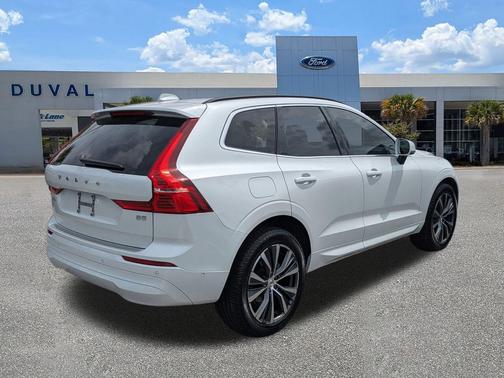 2022 Volvo XC60 B5 Momentum