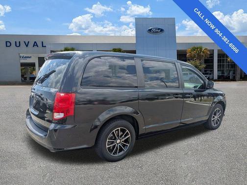 Brilliant Black Crystal Pearlcoat 2019 Dodge Grand Caravan SE