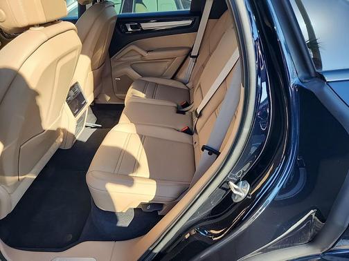 2023 Porsche Cayenne Platinum Edition