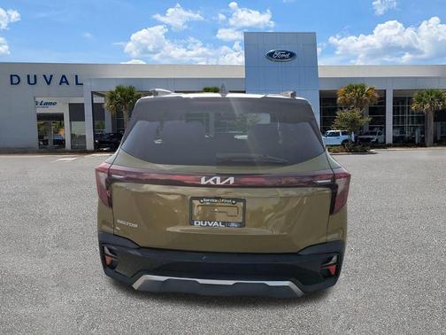 Green / Black 2024 Kia Seltos S
