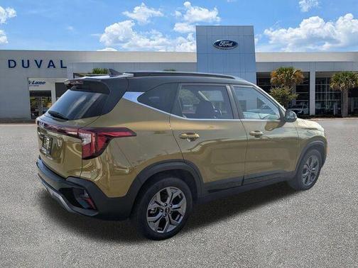 Green / Black 2024 Kia Seltos S