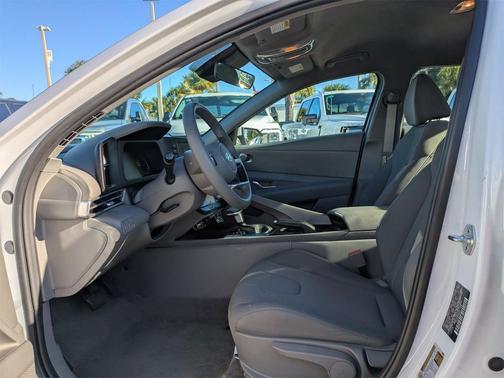 2024 Hyundai ELANTRA SE