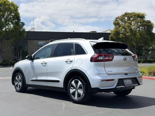 Silver 2017 Kia Niro FE