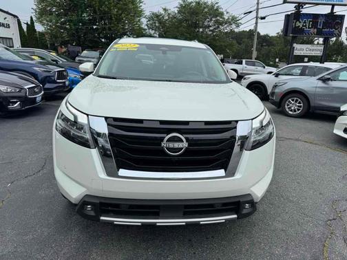 2022 Nissan Pathfinder SL