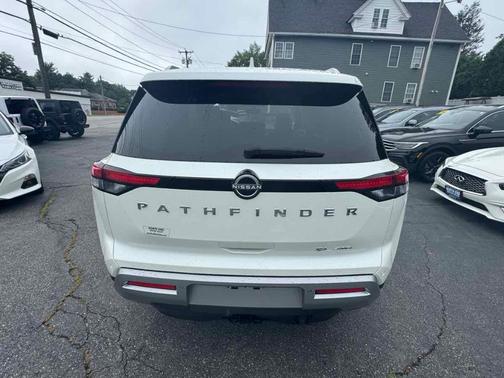 2022 Nissan Pathfinder SL