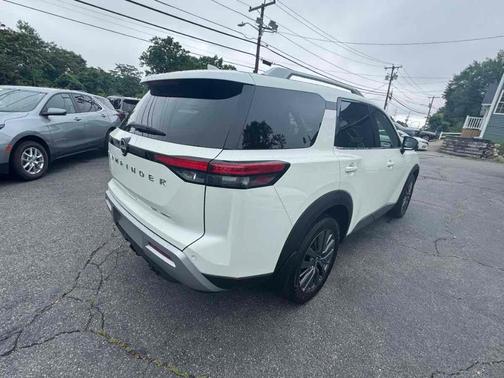 2022 Nissan Pathfinder SL