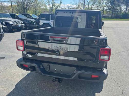 Black Clearcoat 2022 Jeep Gladiator Sport
