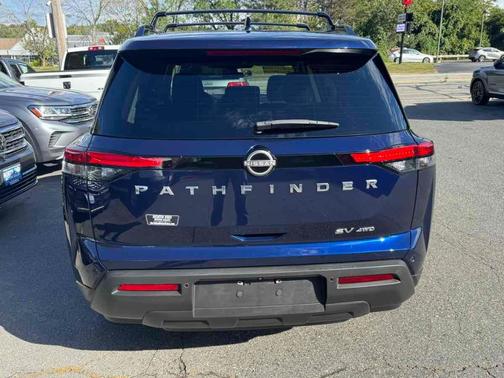 2022 Nissan Pathfinder SV