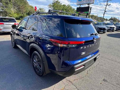 2022 Nissan Pathfinder SV