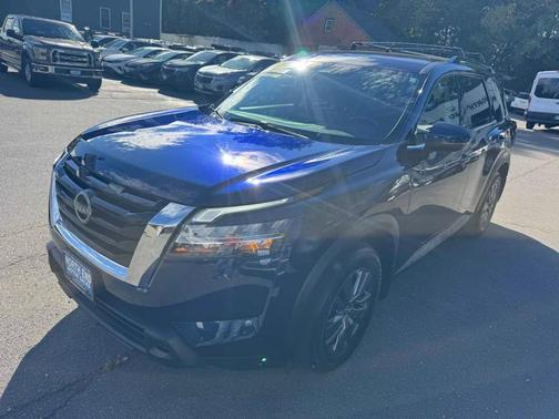 2022 Nissan Pathfinder SV