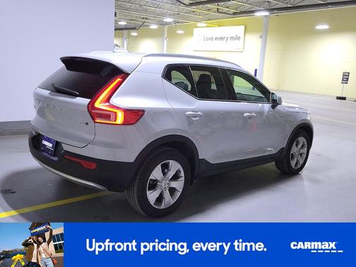 2022 Volvo XC40 T5 Momentum