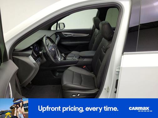 White 2024 Cadillac XT6 Luxury