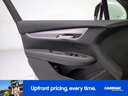 White 2024 Cadillac XT6 Luxury