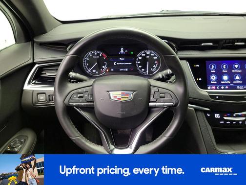 White 2024 Cadillac XT6 Luxury