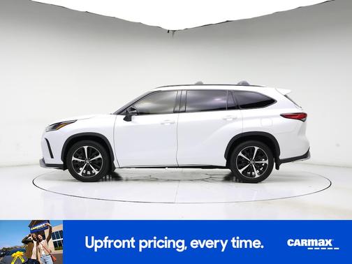 White 2022 Toyota Highlander XSE