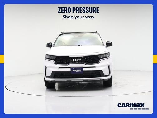 White 2023 Kia Sorento S