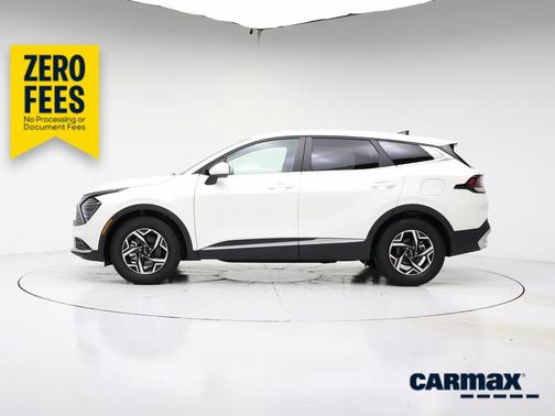 White 2024 Kia Sportage LX