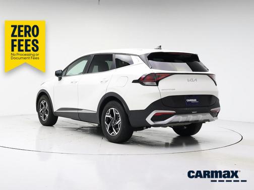 White 2024 Kia Sportage LX