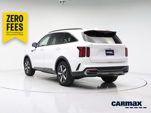 White 2023 Kia Sorento S