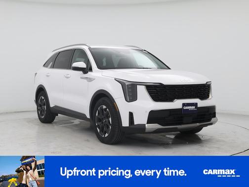 White 2024 Kia Sorento S