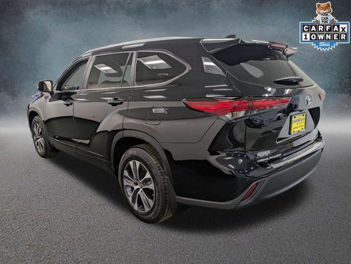 Midnight Black Metallic 2023 Toyota Highlander XLE