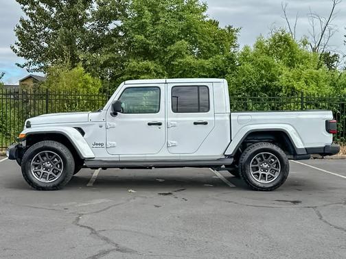 Bright White Clearcoat 2021 Jeep Gladiator Overland