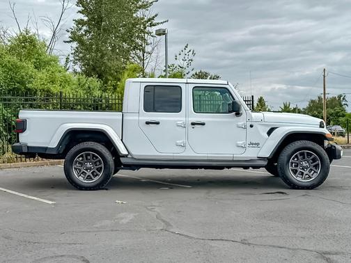 Bright White Clearcoat 2021 Jeep Gladiator Overland