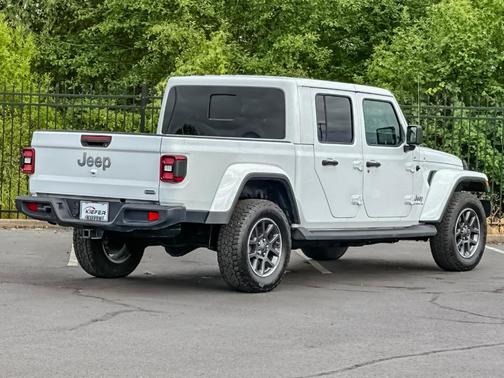Bright White Clearcoat 2021 Jeep Gladiator Overland