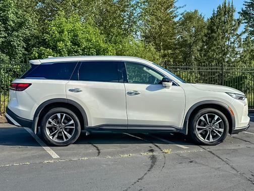 Majestic White 2024 INFINITI QX60 Luxe