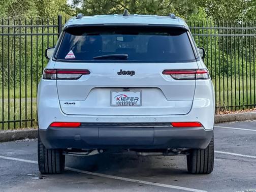 Bright White Clearcoat 2024 Jeep Grand Cherokee L Laredo