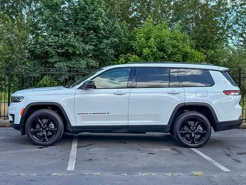 Bright White Clearcoat 2024 Jeep Grand Cherokee L Laredo