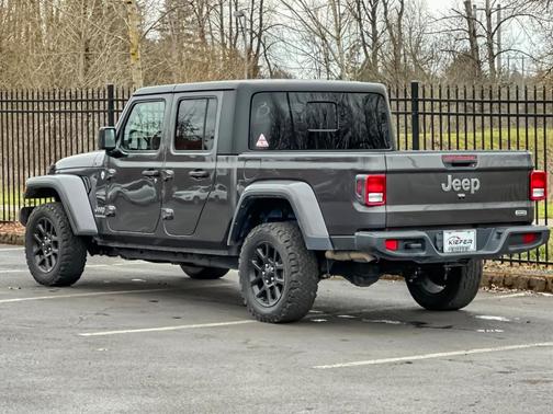 2023 Jeep Gladiator Overland