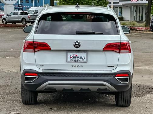 Pure White 2024 Volkswagen Taos 1.5T SE